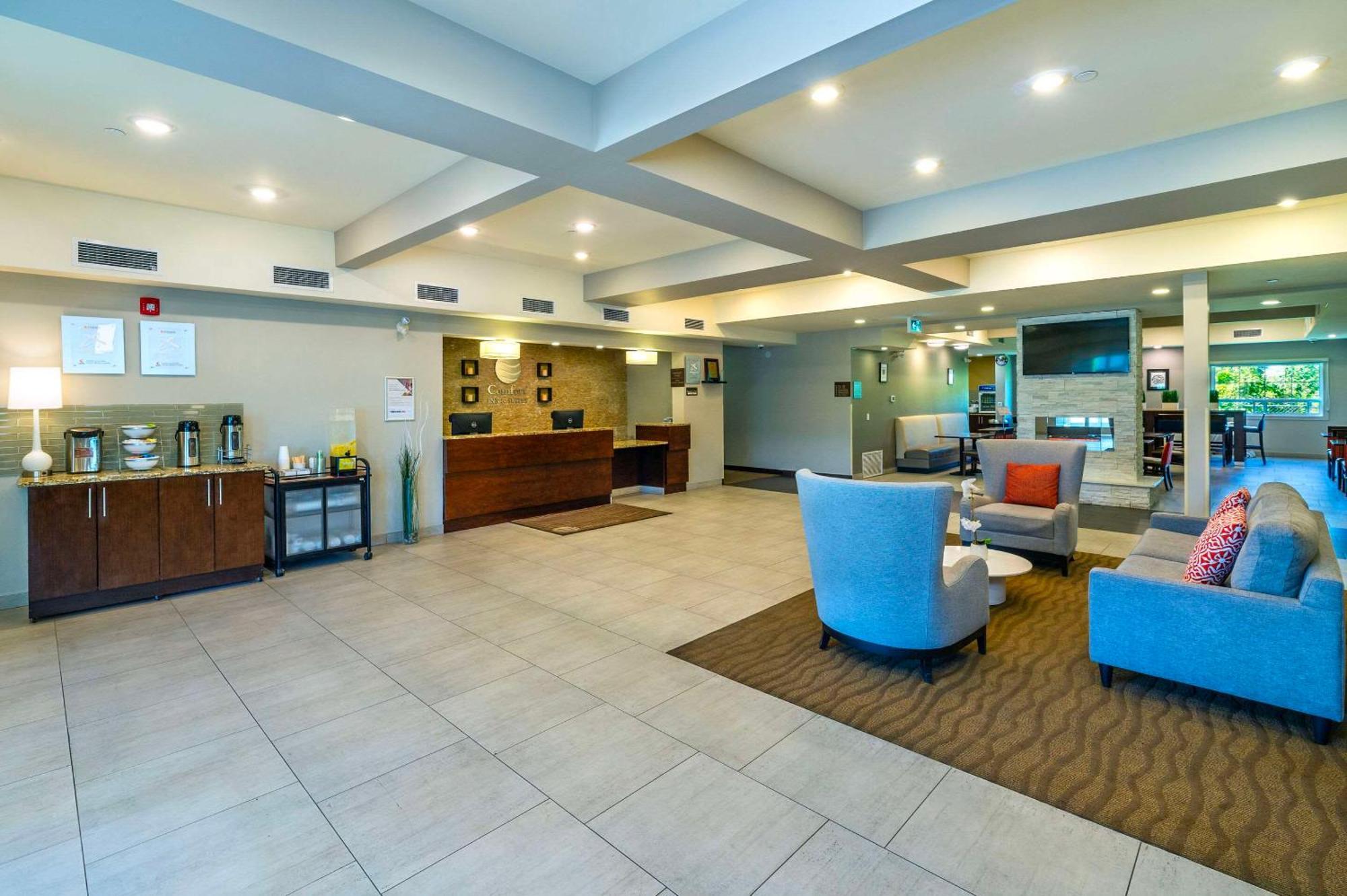 Comfort Inn & Suites Terrace Exterior photo